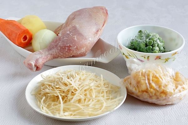 Ингредиенты для супа с лапшой на курином бульоне