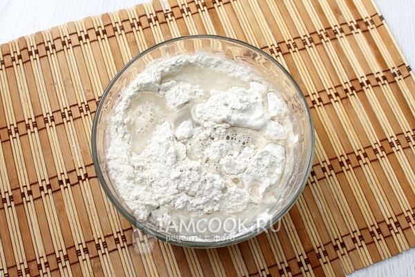 Соединить муку с водой
