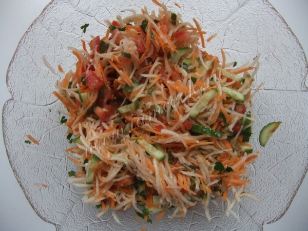 Заправляем и перемешиваем салат