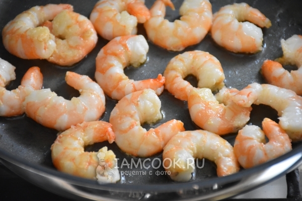Обжарить креветки
