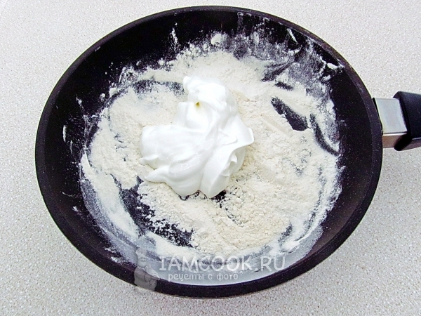 Положить сметану
