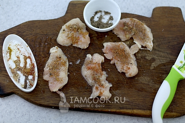 Натереть мясо специями