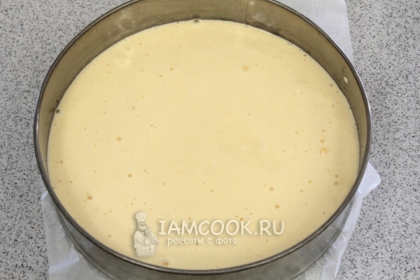 Перелить тесто в форму