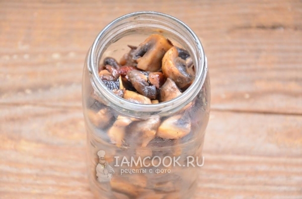 Положить грибы в банку