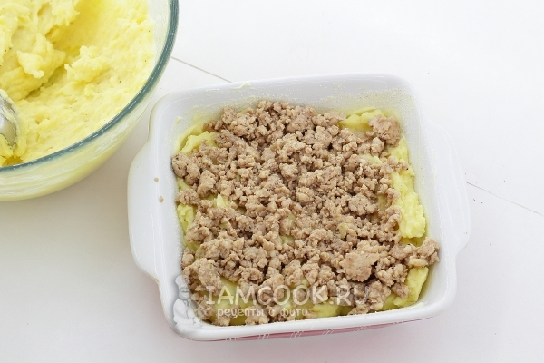 Положить на картофель фарш