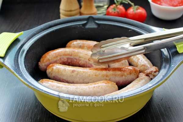 Обжарить колбаски