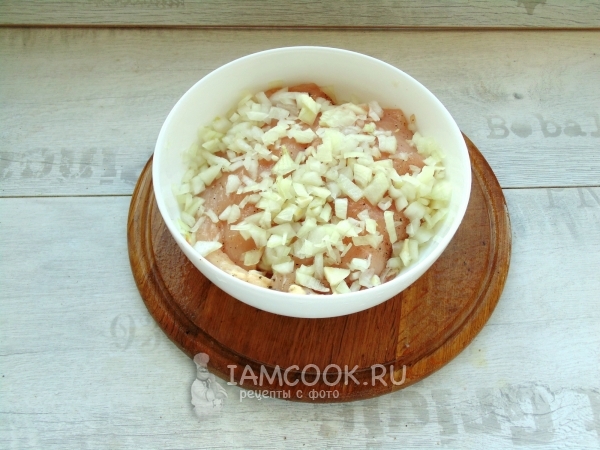 Соединить мясо с луком