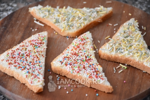 Посыпать хлеб кондитерской посыпкой