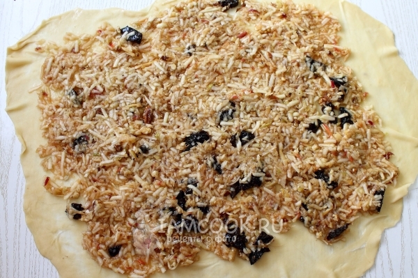 Выложить начинку на тесто