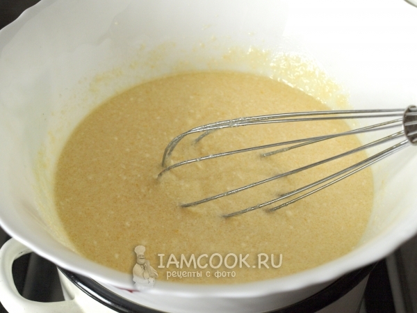 Взбитые яйца с сахаром, маслом и мёдом на водяной бане