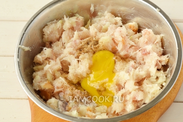 Положить яйцо и специи