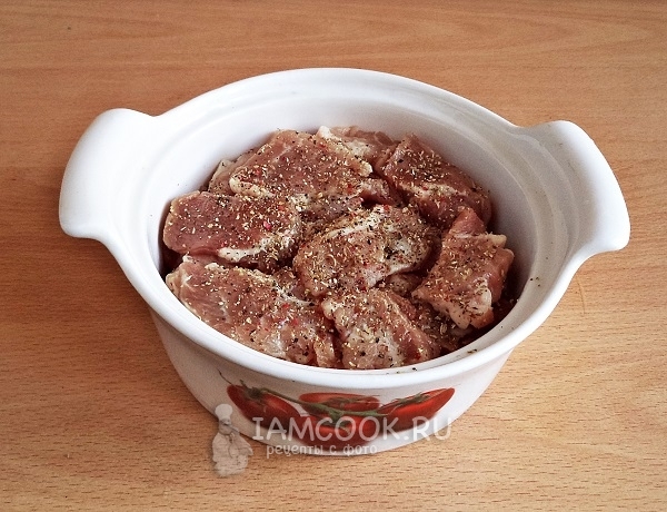 Посыпать мясо специями