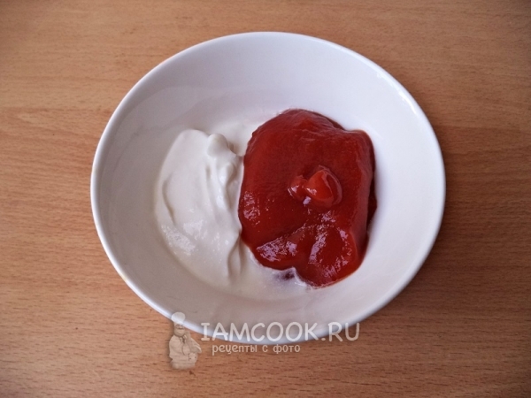 Смешать сметану и томатную пасту
