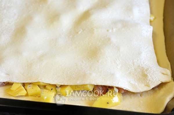 Накрыть сверху тестом