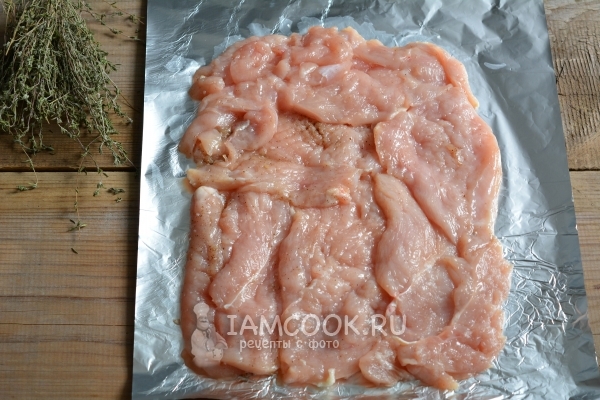 Выложить на фольгу куриное филе