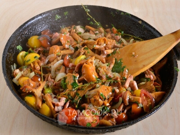 Рецепт поджарки из лисичек с черри и копченой грудинкой