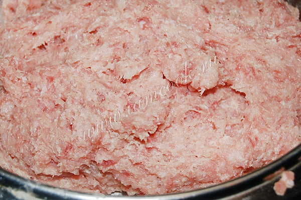 Перемешать мясной фарш