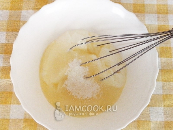 Смешать сметану с сахаром