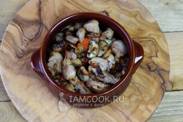 Выложить мясо с луком и грибами