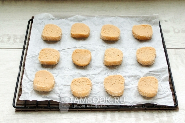 Нарезать тесто кружочками