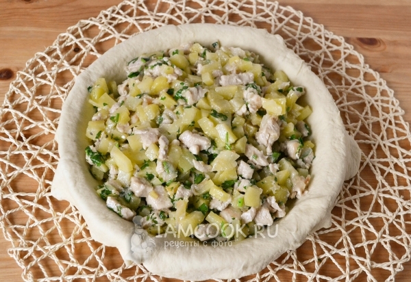 Положить начинку на тесто