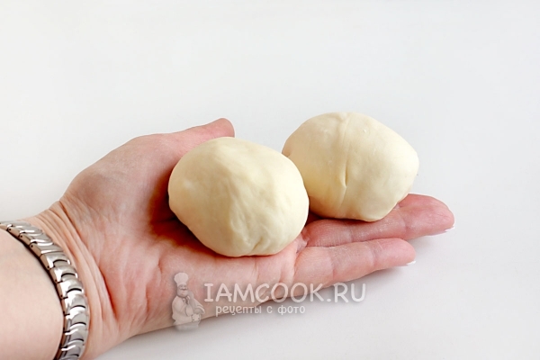 Разделить тесто на два колобка