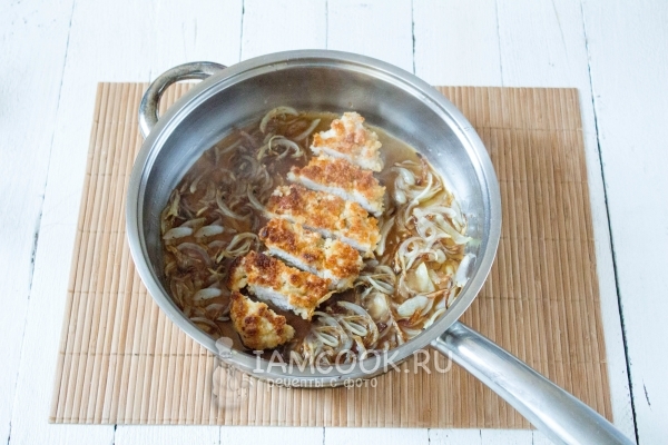 Добавить к луку соус и отбивную