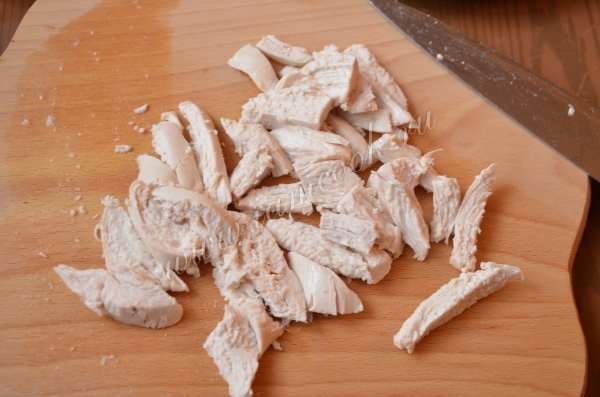 Курицу нарезать