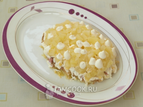 Добавить яйца, ананас и майонез