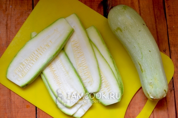 Порезать кабачок на пластины