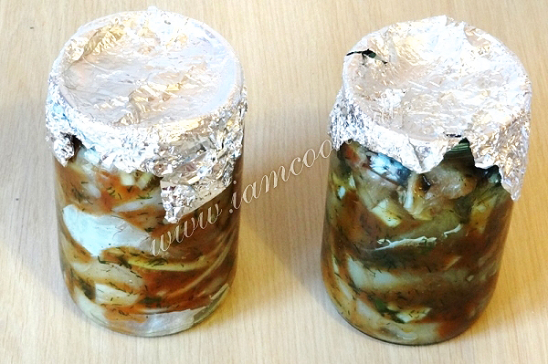 Треска тушеная в банках с луком