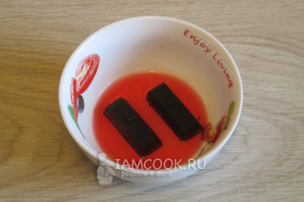 Положить шоколад в сироп