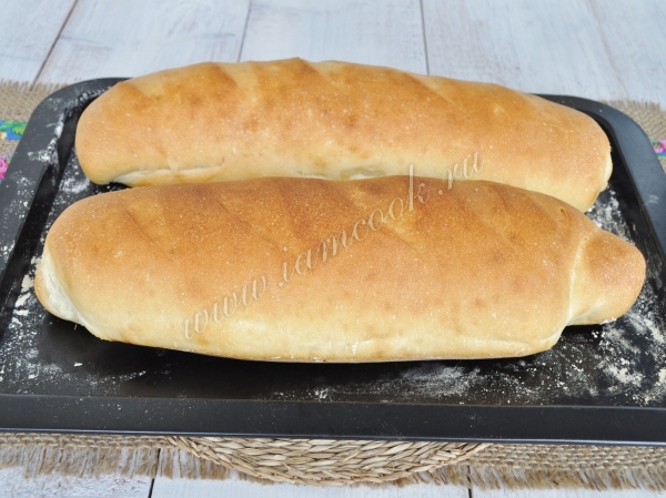 Готовые батоны белого хлеба