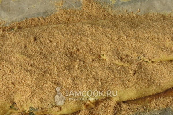 Посыпать пирог сухарями