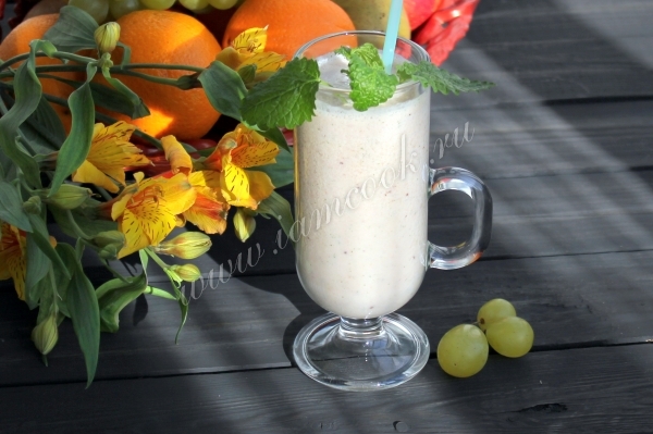 Коктейль из шампанского с клубникой