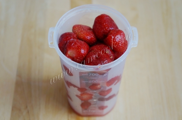 Клубника в чаше блендера