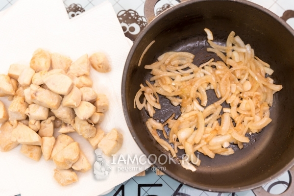 Обжарить лук