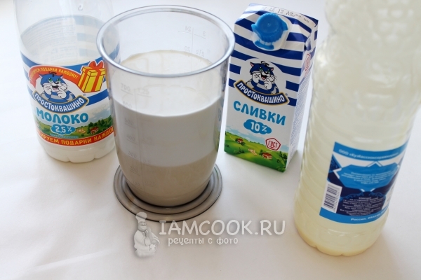 Соединить сгущенку, сливки и молоко