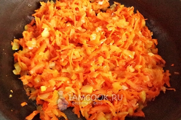 Обжарить лук с морковью