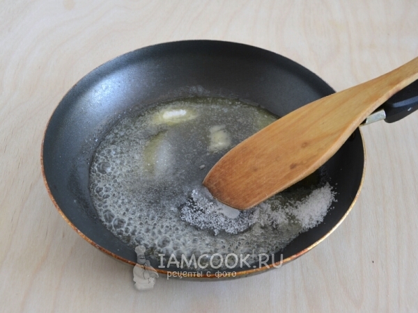 Растопить масло с сахаром