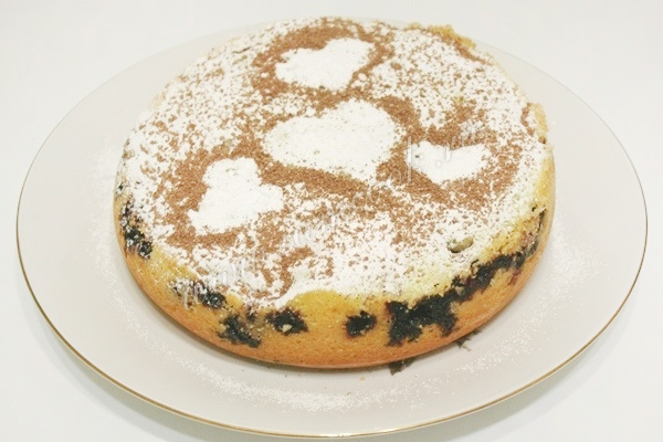 Вкусная шарлотка с черной смородиной