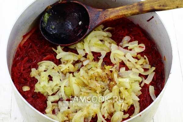 Добавить обжаренный лук