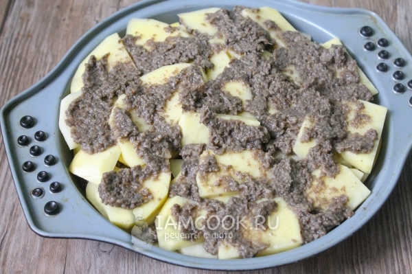 Повторить слои картошки и грибов