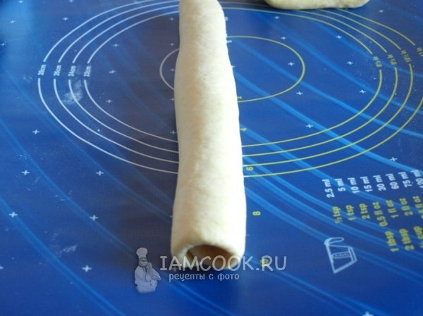 Свернуть тесто трубочкой