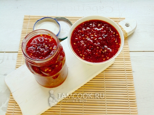 Переложить чили джем в банку