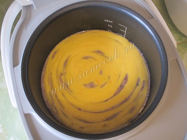 Добавляем тесто в чашу мультиварки