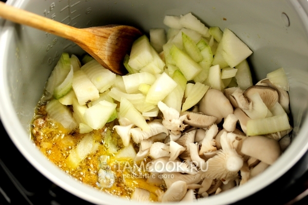 Добавили лук и вёшенки