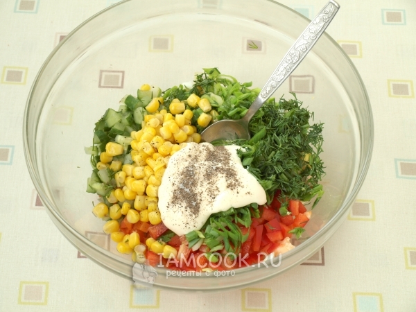 Положить майонез и специи