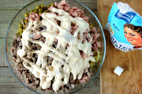 Заправить салат майонезом