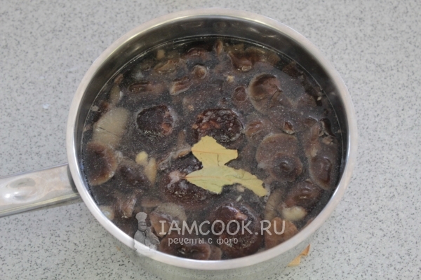 Сварить грибы с лавровым листом